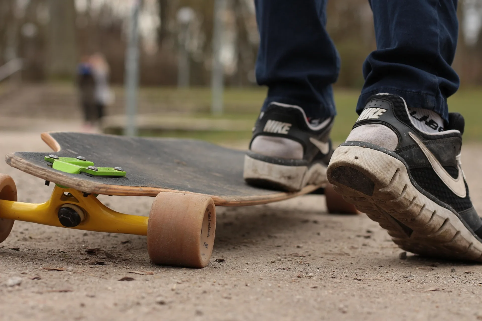 Prvé metre na longboarde: postoj, odraz a brzdenie